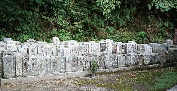 お寺や区が管理する仏石供養地
